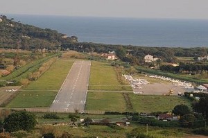 SECONDO LA CAMERA  DI COMMERCIO DELLA  MAREMMA  E  DEL TIRRENO L'AEROPORTO DELL'ELBA NECESSITA  DI UN INVESTIMENTO DA  PARTE  DELLA  COMUNITA' ELBANA 